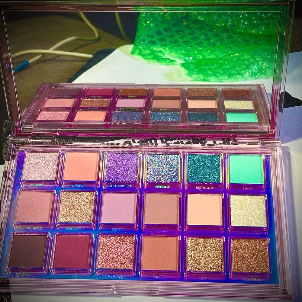 HUDA BEAUTY Vibrant Eyeshadow Palette - Purple, Green, Gold